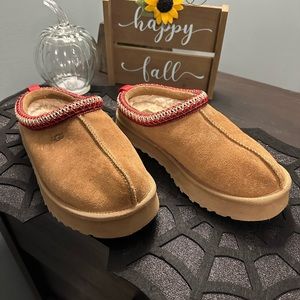 SOLD Tazz platform slippers Women’s size 7, Girls size 5